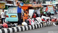 Seperti yang terlihat pada Senin (20/3/2017), sampah menumpuk di sepanjang pembatas jalan. Hal ini bukan cuma mengganggu pemandangan, tapi juga berbau busuk. 