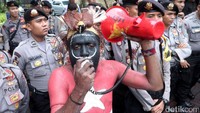 Demonstran berorasi di depan kantor PT Freeport Indonesia di Gedung Plaza 89, Jalan HR Rasuna Said, Kuningan, Jakarta, Senin (20/3/2017).