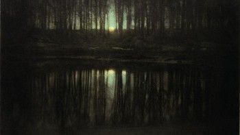 The Pond—Moonlight menjadi urutan ketujuh foto termahal yang diambil oleh Edward Steichen pada tahun 1904 di New York. Menampilkan hutan dan sedikit cahaya bulan. Dilelang oleh Balai Sotheby`s di New York tahun 2006 foto ini laku seharga USD 2,9 juta atau sekitar Rp 38 miliar. (Foto: Internet)