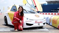 Kenalkan namanya adalah Claire Jedrek, seorang pebalap wanita asal Singapura. Meski bertampang seperti seorang model, Claire termasuk pebalap yang sukses. Foto: Shell