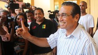 Francisco Guterres memberikan hak suaranya. Ada 8 kandidat yang akan berkompetisi untuk merebut suara warga. Salah satunya adalah Francisco Lu-Olo Guterres, pemimpin Partai Fretilin dan juga mantan ketua parlemen yang dijagokan menang, setelah mendapat dukungan pahlawan kemerdekaan Timor Leste, Xanana Gusmao. Gusmao juga merupakan Presiden Timor Leste yang pertama dan Perdana Menteri ke-4 negara itu. REUTERS/Lirio da Fonseca.