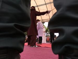 LGBT di Sumbar akan Didenda Bayar Semen, di Aceh Dicambuk 100 Kali