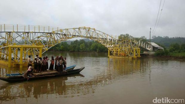 Jembatan Apung Kampung Laut Cilacap Jembatan Apung Kampung Laut Cilacap