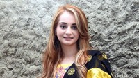 Dara keturunan India itu mengatakan bahwa ada kerugian memiliki paras cantik seperti dirinya. Pool/Noel/detikFoto.