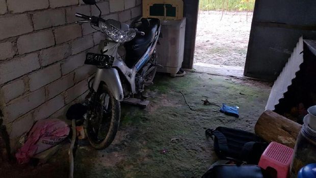 Gubuk semi permanen itu kondisinya tidak layak dan banyak barang berserakan.