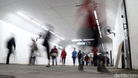Penumpang yang akan menuju peron sesuai dengan tujuan Commuter Line bisa melewati underpass tanpa perlu menunggu kereta yang tengah berhenti.