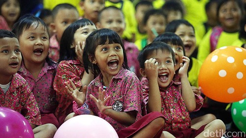 Memperingati Hari Dongeng Sedunia, PT Kereta Api Indonesia (PT KAI), menggelar acara dongeng bersama. Acara itu diikuti oleh puluhan anak PAUD.