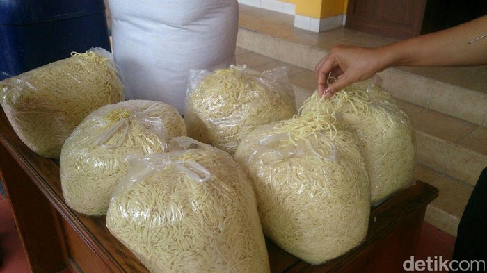 Polisi Gerebek Pabrik Mi Berformalin di Garut