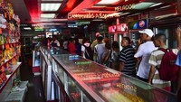 Venezuela telah sampai pada titik krisis. Harga barang dan jasa melonjak, menimbulkan inflasi yang begitu tinggi hanya dalam hitungan singkat. Masyarakat akhirnya tak sanggup untuk memenuhi kebutuhan, khususnya makanan dan obat-obatan. Gettyimages/BBC.