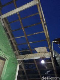 Genting berhamburan tersapu puting beliung