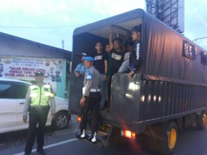Angkot di Bogor Sempat Mogok, Polisi Angkut Penumpang Pakai Truk