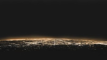 Foto pemandangan keren di kota Los Angeles dengan gemerlap lampu-lampu di malam hari karya fotografer Andreas Gursky. Sayang tak disebutkan berapa nominalnya, tapi foto ini disebut berada di urutan keenam sebagai foto termahal sejagat. (Foto: Internet)