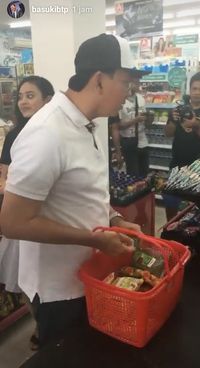 Ahok ditantang berbelanja ala anak kos dengan uang Rp 50 ribu saja. 