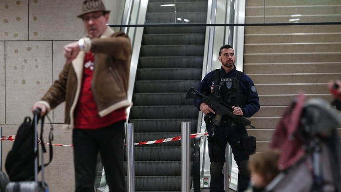 Penyerang Bandara Paris Telepon Ayahnya dan Minta Dimaafkan