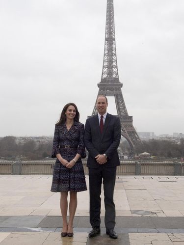  Foto: Gaya Rp 130 juta Kate Middleton saat Berkunjung ke Paris
