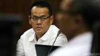 Fahmi Darmawansyah didakwa memberikan suap kepada 4 pejabat di Badan Keamanan Laut (Bakamla). Suap itu diberikan agar perusahaan suami aktris Inneke Koesherawati itu memenangi proyek di Bakamla.