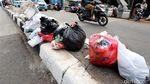 Pembatas Jalan di Pulogadung jadi Tempat Sampah 