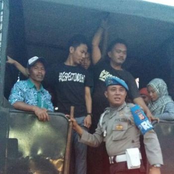 Angkot di Bogor Sempat Mogok, Polisi Angkut Penumpang Pakai Truk