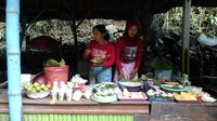 Tak perlu takut kelaparan, karena di lokasi ini banyak dijumpai penjual makanan. Uniknya, para pedagang di sini menjajakan makanan tradisional yang melekat sebagai identitas daerah. Mulai dari klepon, cenil, getuk, telo wungu, ketan hitam, dan tiwul (Enggran Eko Budianto/detikTravel)