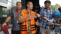 Handang Soekarno keluar dengan memakai rompi tahanan KPK.