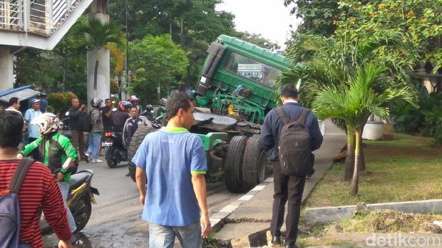 Truk Kontainer Tabrak 3 Mobil di Kelapa Gading