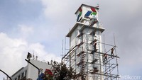 Para pekerja melakukan proses perawatan gedung Kantor Pusat Pertamina, di Jakarta, Selasa (21/3/2017).