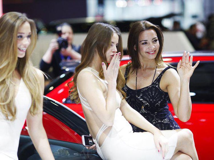 Aksi Gadis Cantik Jenewa