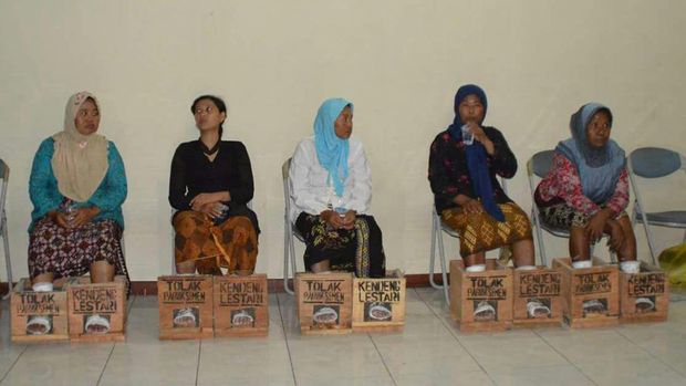 Patmi (berbaju hitam) bersama 4 petani lainnya di YLBHI