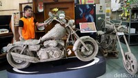 Beberapa kerajinan tangan karya mereka adalah miniatur moge yang dibuat dari bahan dasar koran.