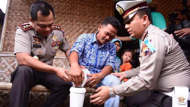 Kapolres Brebes memberi bantuan kaki palsu