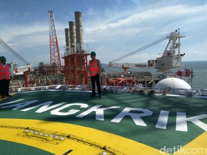 Jonan Resmikan Kapal Raksasa Pengolahan Gas Bernama Jangkrik
