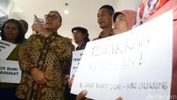 Ketua MPR Zulkifli Hasan hadir dengan mengenakan batik lengan panjang, Selasa (21/3/2017). Dia sempat menyapa warga yang menghadiri sidang.