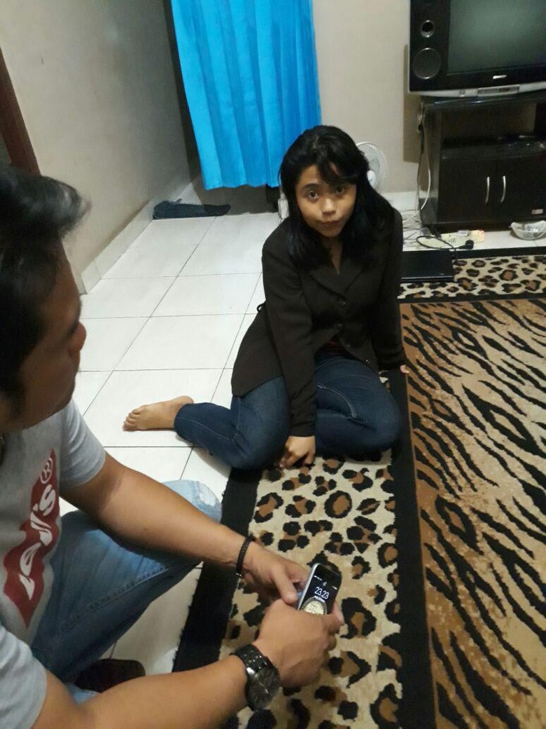 Polisi Temukan Beatrix di Palangkaraya Bersama Sang Pacar Polisi Temukan Beatrix di Palangkaraya Bersama Sang Pacar