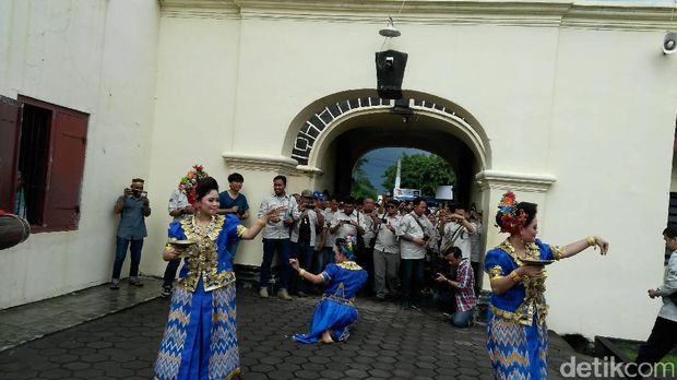  Risers Datsun Ikuti Kelas Inspirasi Bersama Maestro Pelukis Tanah Liat di Benteng Rotterdam Makassar