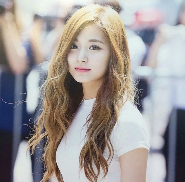 Selain Tzuyu, ada dua artis Kpop lainnya yang masuk jajaran 10 teratas Wanita Paling Cantik di 2019. Di antaranya Nana personel After School yang berada di urutan 7 dan Lisa BLACKPINK di peringkat 3. Foto: Dok. Instagram/tzuyutwice