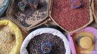 Mayoritas kios sayuran juga menjual biji-bijian dan kacang-kacangan mulai dari jagung sampai kacang merah (Sastri/detikTravel)