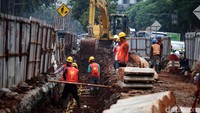 Para pekerja sedang membangunan proyek underpass di Jalan RA Kartini, Metro Pondok, Lebak Bulus, Jakarta Selatan, Selasa (21/3/2017).
