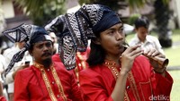 Tarian tersebut juga semakin meriah dengan iringan musik yang merdu.