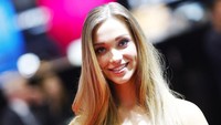 Model tersenyum pada kamera di Geneva Motor Show. Foto: Geneva International Motor Show