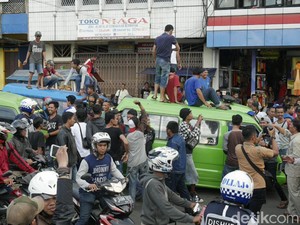 Demo Sopir Angkot di Bogor Meluas, Truk Polisi-TNI Angkut Warga