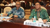 Komisioner KPU Arief Budiman (kiri) dan Ketua Bawaslu Muhammad (kanan) menghadiri rapat di Komisi II DPR.