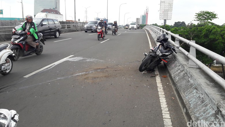 Kecelakaan motor. Foto: Cici Marlina Rahayu-detikcom Kecelakaan motor. Foto: Cici Marlina Rahayu-detikcom