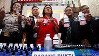 Kasat Narkoba Polres Jaksel Kompol Vivick Tjangkung menunjukkan botol liquid dengan campuran cairan ganja. 