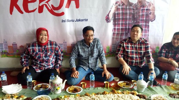 Djarot makan nasi liwet bareng pendukung  / 