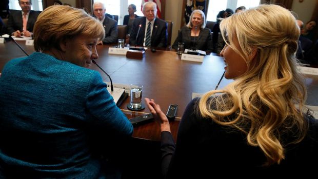Ivanka Trump duduk di sebelah Kanselir Jerman Angela Merkel