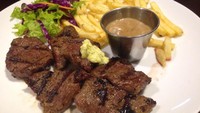 Wagyu Jags Steak bisa dipilih memakai saus BBQ, Blackpepper atau Mushroom. Daging wagyu cukup juicy dan gurih. Tapi kurang meleh di mulut dan ada bagian agak keras. Untuk saus jamurnya, terasa gurih agak manis dengan tekstur creamy.
