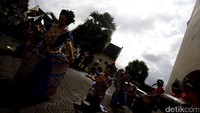 Salah satu kesenian yang ditampilkan yakni tari-tarian yang khas.
