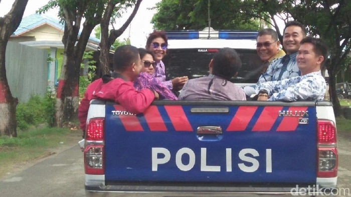 Gaya Susi Keliling Kota Naik Mobil Polisi Bak Terbuka