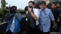 Direktur Penindakan dan Penyidikan Kantor Pelayanan Utama Bea dan Cukai Tipe A Tanjung Priok Harry Mulya berjalan meninggalkan gedung KPK sambil menutupi wajahnya dengan jaket.