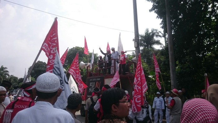 Sebelum Aksi, Massa Pengawal Sidang Ahok Simak Rekaman Orasi Rizieq